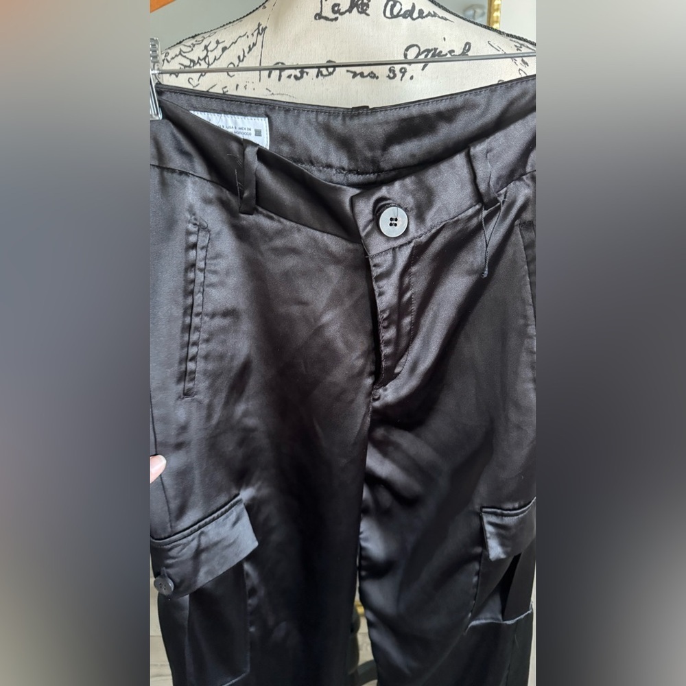 ZARA Black Satin cargo Pants
Zara Women's Black Satin Effect Cargo Pants. - Picture 3 of 10